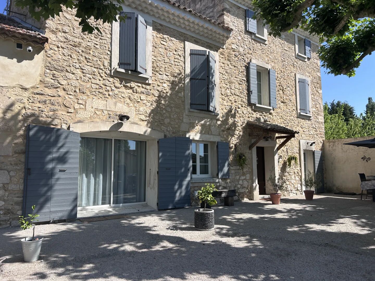 Façade en pierre du Mas de la Bimarde à Monteux